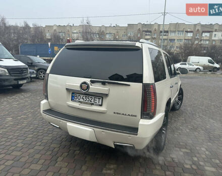 Білий Каділак Ескалейд, об'ємом двигуна 6.16 л та пробігом 180 тис. км за 25777 $, фото 3 на Automoto.ua