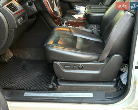 Белый Кадиллак Эскалейд, объемом двигателя 6.2 л и пробегом 220 тыс. км за 28999 $, фото 29 на Automoto.ua