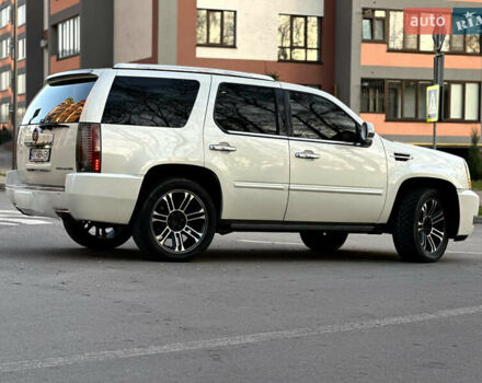 Белый Кадиллак Эскалейд, объемом двигателя 6.2 л и пробегом 220 тыс. км за 28999 $, фото 7 на Automoto.ua