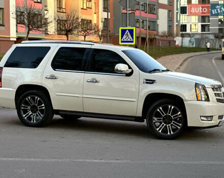 Белый Кадиллак Эскалейд, объемом двигателя 6.2 л и пробегом 220 тыс. км за 28999 $, фото 5 на Automoto.ua