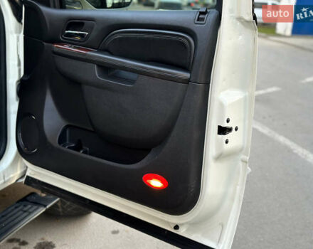 Белый Кадиллак Эскалейд, объемом двигателя 6.2 л и пробегом 220 тыс. км за 28999 $, фото 32 на Automoto.ua