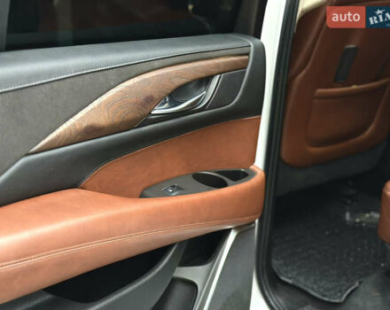 Белый Кадиллак Эскалейд, объемом двигателя 6.2 л и пробегом 125 тыс. км за 45999 $, фото 44 на Automoto.ua