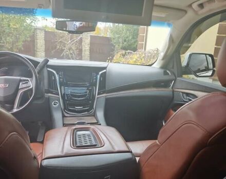 Кадиллак Эскалейд 2016 в Хмельницком на Automoto.ua Белый Кадиллак Эскалейд, объемом двигателя 6.2 л и пробегом 125 тыс. км за 40000 $, фото 10 на Automoto.ua