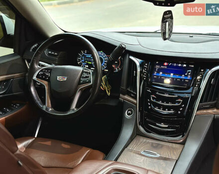 Белый Кадиллак Эскалейд, объемом двигателя 6.2 л и пробегом 125 тыс. км за 45999 $, фото 39 на Automoto.ua