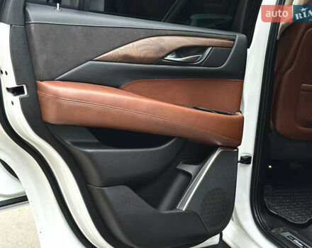 Белый Кадиллак Эскалейд, объемом двигателя 6.2 л и пробегом 125 тыс. км за 45999 $, фото 45 на Automoto.ua