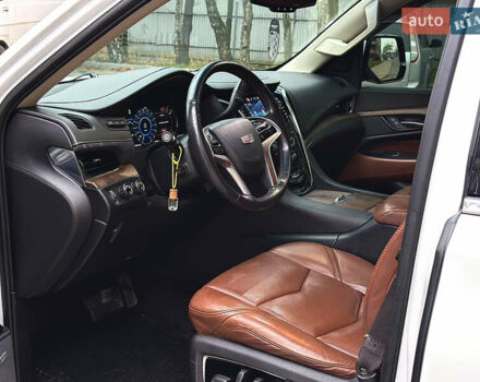 Белый Кадиллак Эскалейд, объемом двигателя 6.2 л и пробегом 125 тыс. км за 45999 $, фото 20 на Automoto.ua