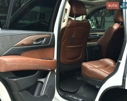 Белый Кадиллак Эскалейд, объемом двигателя 6.2 л и пробегом 125 тыс. км за 45999 $, фото 43 на Automoto.ua