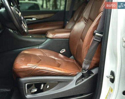 Белый Кадиллак Эскалейд, объемом двигателя 6.2 л и пробегом 125 тыс. км за 45999 $, фото 21 на Automoto.ua