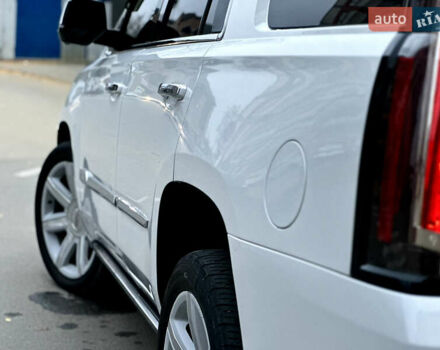 Белый Кадиллак Эскалейд, объемом двигателя 6.2 л и пробегом 125 тыс. км за 45999 $, фото 9 на Automoto.ua