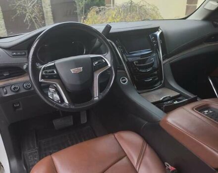 Кадиллак Эскалейд 2016 в Хмельницком на Automoto.ua Белый Кадиллак Эскалейд, объемом двигателя 6.2 л и пробегом 125 тыс. км за 40000 $, фото 4 на Automoto.ua