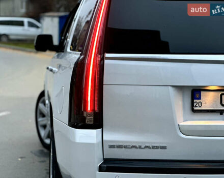 Белый Кадиллак Эскалейд, объемом двигателя 6.2 л и пробегом 125 тыс. км за 45999 $, фото 7 на Automoto.ua