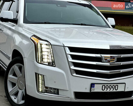 Белый Кадиллак Эскалейд, объемом двигателя 6.2 л и пробегом 125 тыс. км за 45999 $, фото 2 на Automoto.ua