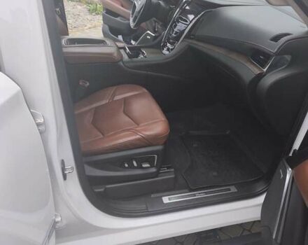 Кадиллак Эскалейд 2016 в Хмельницком на Automoto.ua Белый Кадиллак Эскалейд, объемом двигателя 6.2 л и пробегом 125 тыс. км за 40000 $, фото 11 на Automoto.ua