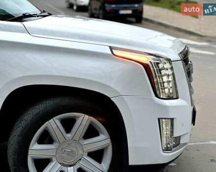 Белый Кадиллак Эскалейд, объемом двигателя 6.2 л и пробегом 125 тыс. км за 45999 $, фото 10 на Automoto.ua