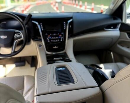 Білий Каділак Ескалейд, об'ємом двигуна 6.2 л та пробігом 150 тис. км за 50300 $, фото 15 на Automoto.ua