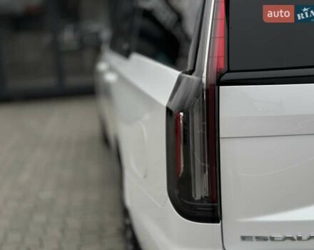 Каділак Ескалейд 2021 у Чернівцях на Automoto.ua Білий Каділак Ескалейд, об'ємом двигуна 6.16 л та пробігом 54 тис. км за 115000 $, фото 20 на Automoto.ua
