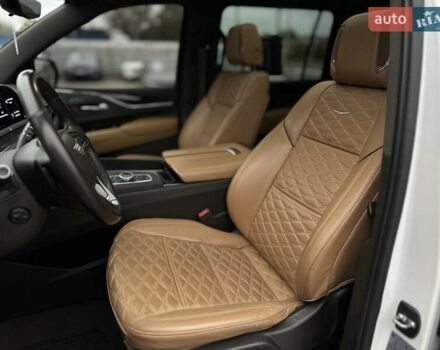 Каділак Ескалейд 2021 у Чернівцях на Automoto.ua Білий Каділак Ескалейд, об'ємом двигуна 6.16 л та пробігом 54 тис. км за 115000 $, фото 45 на Automoto.ua