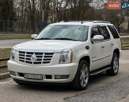 Белый Кадиллак Эскалейд, объемом двигателя 6.16 л и пробегом 250 тыс. км за 14900 $, фото 1 на Automoto.ua