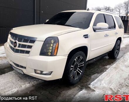 Білий Каділак Ескалейд, об'ємом двигуна 6.2 л та пробігом 241 тис. км за 27500 $, фото 1 на Automoto.ua