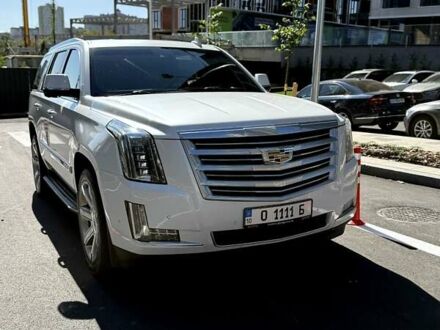 Кадиллак Эскалейд 2017 в Киеве на Automoto.ua Белый Кадиллак Эскалейд, объемом двигателя 6.2 л и пробегом 150 тыс. км за 50300 $, фото 1 на Automoto.ua