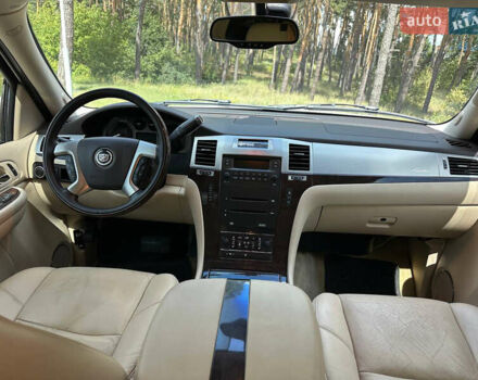 Бежевий Каділак Ескалейд, об'ємом двигуна 6.2 л та пробігом 290 тис. км за 10999 $, фото 9 на Automoto.ua