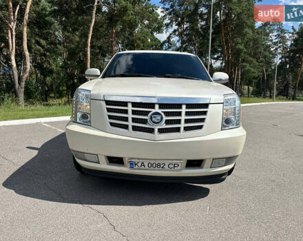 Бежевий Каділак Ескалейд, об'ємом двигуна 6.2 л та пробігом 290 тис. км за 10999 $, фото 1 на Automoto.ua