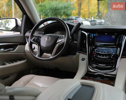 Кадиллак Эскалейд 2014 в Харькове на Automoto.ua Бежевый Кадиллак Эскалейд, объемом двигателя 6.2 л и пробегом 101 тыс. км за 31500 $, фото 12 на Automoto.ua