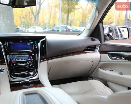 Кадиллак Эскалейд 2014 в Харькове на Automoto.ua Бежевый Кадиллак Эскалейд, объемом двигателя 6.2 л и пробегом 101 тыс. км за 31500 $, фото 14 на Automoto.ua