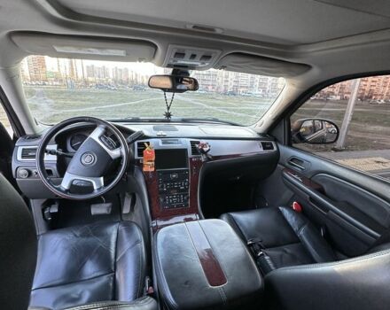 Черный Кадиллак Эскалейд, объемом двигателя 6.2 л и пробегом 205 тыс. км за 12500 $, фото 5 на Automoto.ua