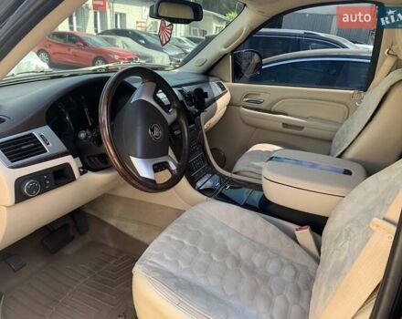 Черный Кадиллак Эскалейд, объемом двигателя 6.2 л и пробегом 200 тыс. км за 15300 $, фото 5 на Automoto.ua