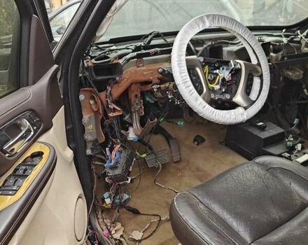 Черный Кадиллак Эскалейд, объемом двигателя 6.2 л и пробегом 167 тыс. км за 11000 $, фото 11 на Automoto.ua