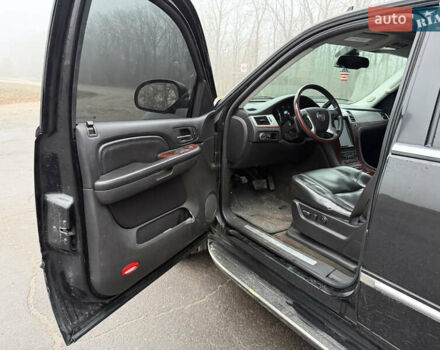 Чорний Каділак Ескалейд, об'ємом двигуна 6.2 л та пробігом 250 тис. км за 14000 $, фото 30 на Automoto.ua