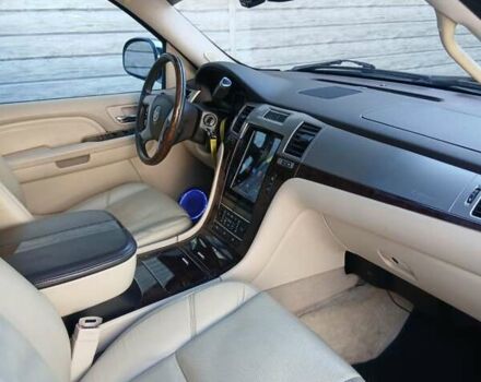 Чорний Каділак Ескалейд, об'ємом двигуна 6.2 л та пробігом 115 тис. км за 12500 $, фото 3 на Automoto.ua