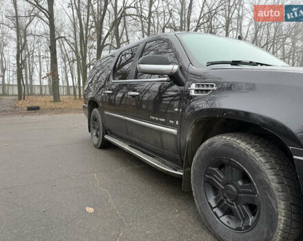 Чорний Каділак Ескалейд, об'ємом двигуна 6.2 л та пробігом 250 тис. км за 14000 $, фото 5 на Automoto.ua