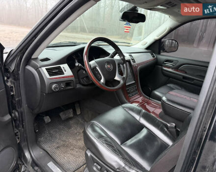 Чорний Каділак Ескалейд, об'ємом двигуна 6.2 л та пробігом 250 тис. км за 14000 $, фото 29 на Automoto.ua