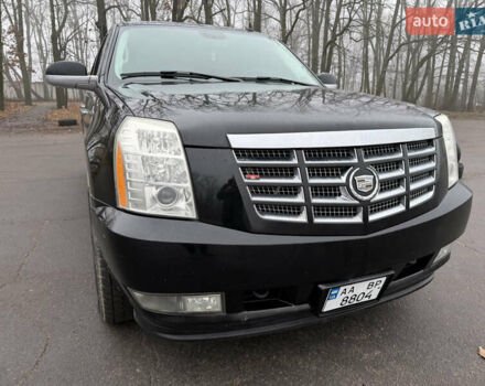 Чорний Каділак Ескалейд, об'ємом двигуна 6.2 л та пробігом 250 тис. км за 14000 $, фото 3 на Automoto.ua