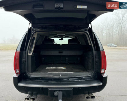 Чорний Каділак Ескалейд, об'ємом двигуна 6.2 л та пробігом 250 тис. км за 14000 $, фото 15 на Automoto.ua