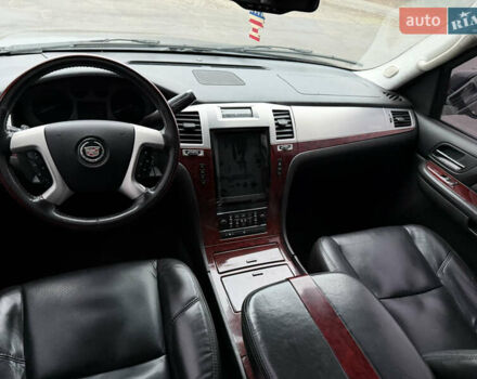 Чорний Каділак Ескалейд, об'ємом двигуна 6.2 л та пробігом 250 тис. км за 14000 $, фото 26 на Automoto.ua