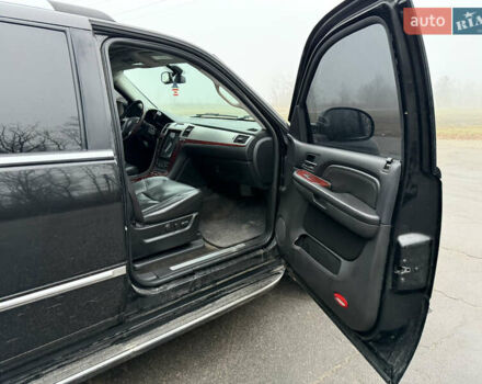 Чорний Каділак Ескалейд, об'ємом двигуна 6.2 л та пробігом 250 тис. км за 14000 $, фото 20 на Automoto.ua