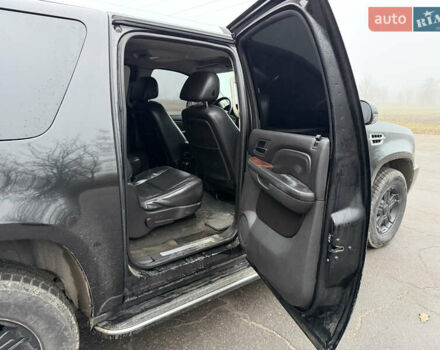 Чорний Каділак Ескалейд, об'ємом двигуна 6.2 л та пробігом 250 тис. км за 14000 $, фото 18 на Automoto.ua
