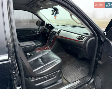 Чорний Каділак Ескалейд, об'ємом двигуна 6.2 л та пробігом 250 тис. км за 14000 $, фото 21 на Automoto.ua