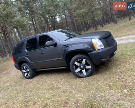 Чорний Каділак Ескалейд, об'ємом двигуна 6.2 л та пробігом 180 тис. км за 12000 $, фото 11 на Automoto.ua