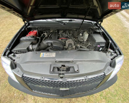 Чорний Каділак Ескалейд, об'ємом двигуна 6.2 л та пробігом 180 тис. км за 12000 $, фото 53 на Automoto.ua