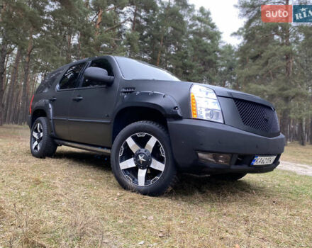 Чорний Каділак Ескалейд, об'ємом двигуна 6.2 л та пробігом 180 тис. км за 12000 $, фото 7 на Automoto.ua