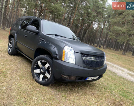 Чорний Каділак Ескалейд, об'ємом двигуна 6.2 л та пробігом 180 тис. км за 12000 $, фото 19 на Automoto.ua