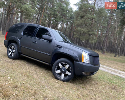 Чорний Каділак Ескалейд, об'ємом двигуна 6.2 л та пробігом 180 тис. км за 12000 $, фото 9 на Automoto.ua