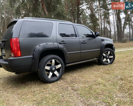 Чорний Каділак Ескалейд, об'ємом двигуна 6.2 л та пробігом 180 тис. км за 12000 $, фото 46 на Automoto.ua