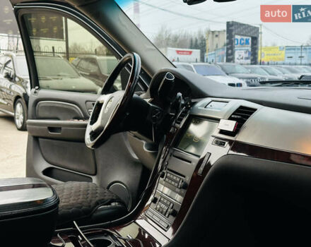 Черный Кадиллак Эскалейд, объемом двигателя 6.16 л и пробегом 255 тыс. км за 14900 $, фото 23 на Automoto.ua