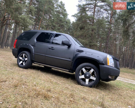 Чорний Каділак Ескалейд, об'ємом двигуна 6.2 л та пробігом 180 тис. км за 12000 $, фото 12 на Automoto.ua