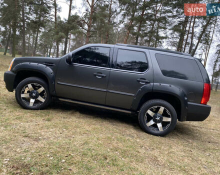 Чорний Каділак Ескалейд, об'ємом двигуна 6.2 л та пробігом 180 тис. км за 12000 $, фото 27 на Automoto.ua